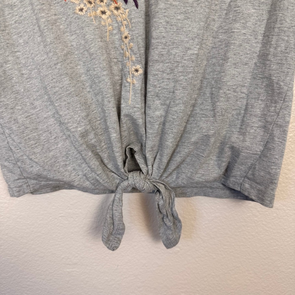 Driftwood Tie Front Tee Women Size M Grey Excellent Floral Embroidered Boho Top - Picture 9 of 9